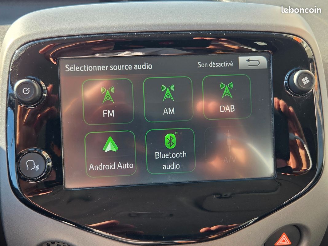 TOYOTA AYGO 1.0 VVTI 70 BOITE AUTO GRAND ECRAN CARPLAY 1er MAIN ENTRETIEN ET GARANTIE TOYOTA (image 25)
