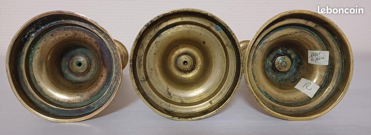 TROIS BOUGEOIRS ANCIENS en laiton bases différentes 17à19 cm EUR 50,00