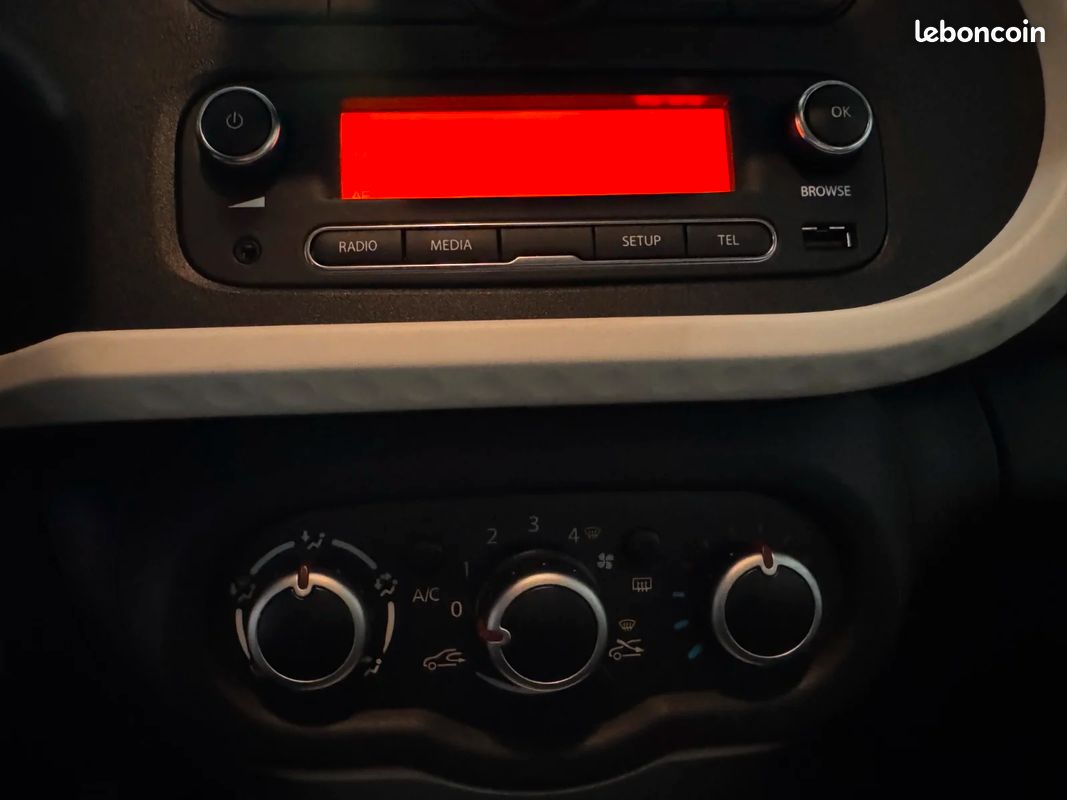 RENAULT TWINGO III 1.0 SCe 70 E6C Limited / REGULATEUR / BLUETOOTH / SUIVI RENAULT (image 19)