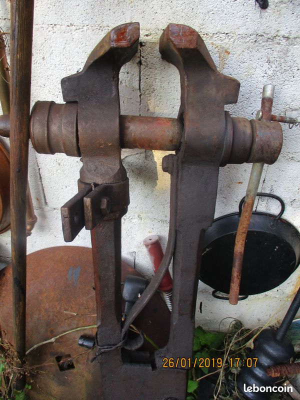 Cède divers anciens étau a divers pied petit et grand fer (image 1)