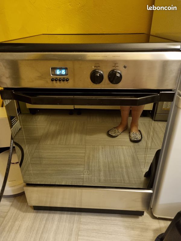 Cuisinière électrique avec plaques induction (image 1)