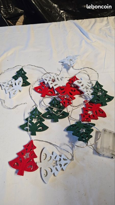 Un guirlande à pile arbre de Noël en feutre rouge vert et blanc. 2m80 193 a (image 1)