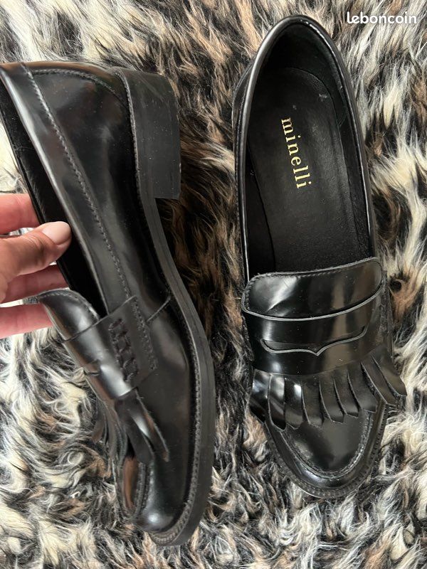 Mocassins Minnetonka Femme Cuir Noir Avec Franges - Pointure 6.5 US - Occasion