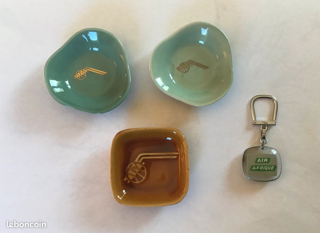Aviation / AIR AFRIQUE / Coupelles + 3 Porte Clés ( dont 1 Bourbon ) (image 1)