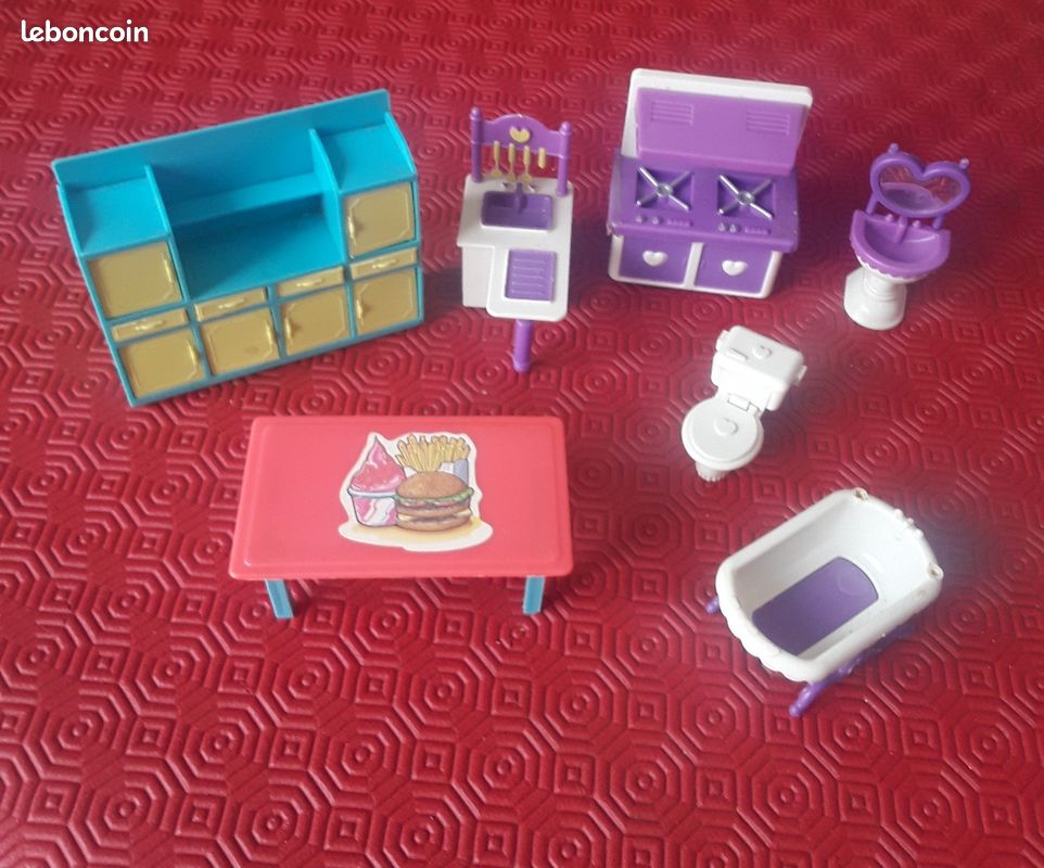 Un lot de meubles miniature vintage pour maison de poupée (image 1)