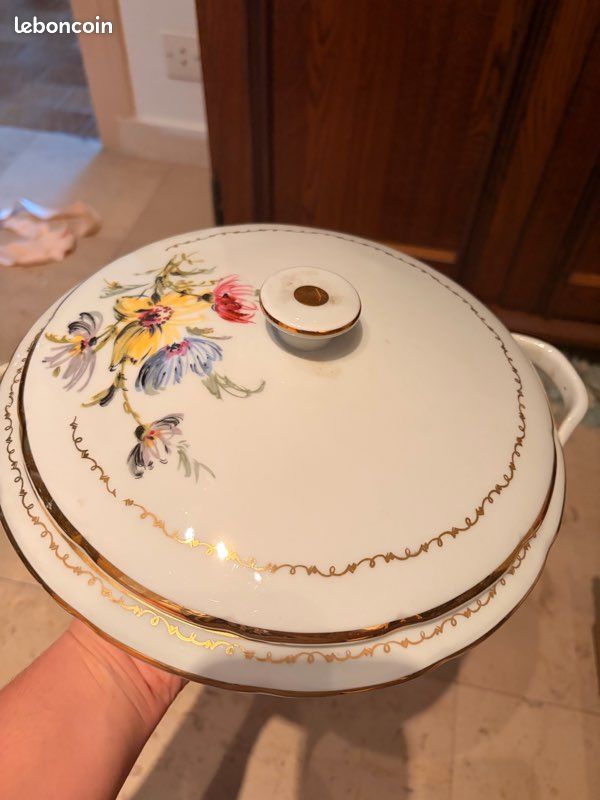 Service ancien porcelaine C.G. Limoges – 4 assiettes + soupière + plat (image 1)