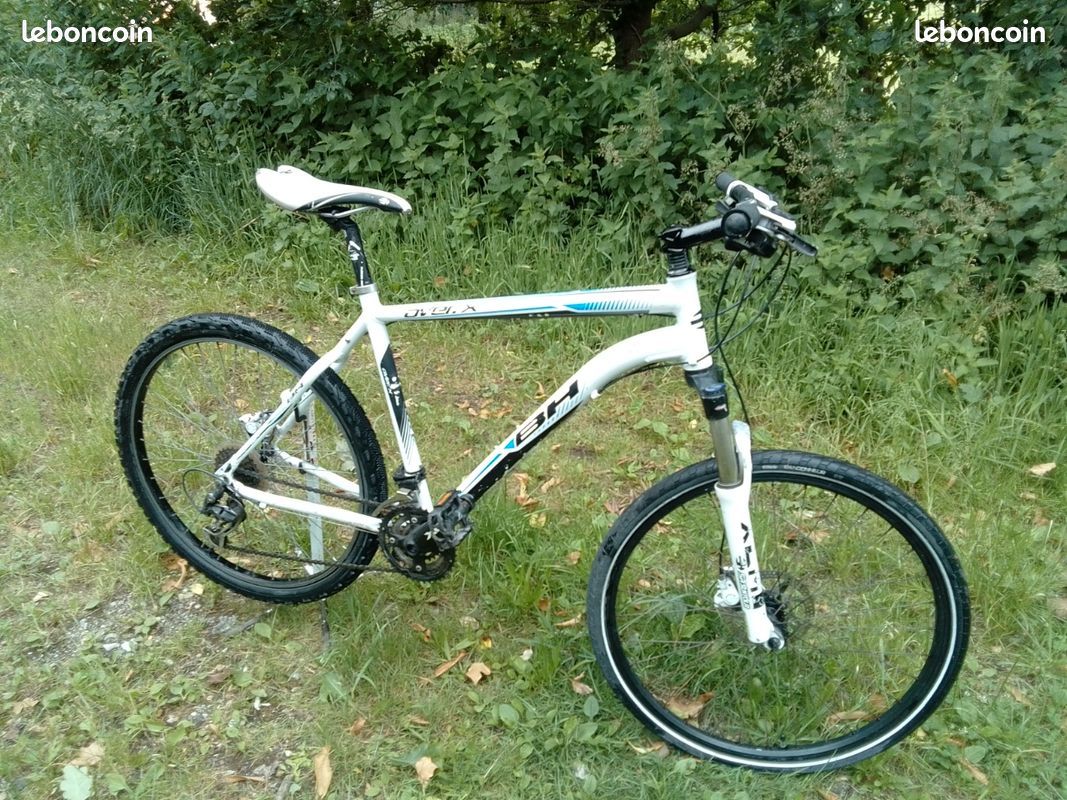 VTT BH en aluminium blanc, équipé de freins hydrauliques et d'une transmission 3 plateaux 9 vitesses Shimano Alivio. 27 vitesses au total (image 4)