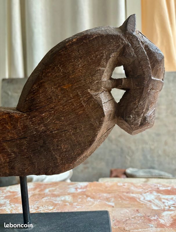 Sculpture d'un cheval en bois (image 2)