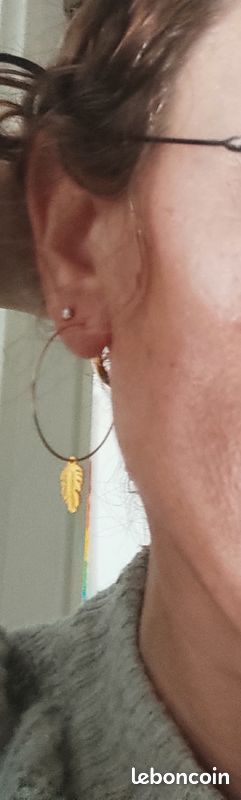 Boucle d'oreille créole pendante acier doré plume (image 4)