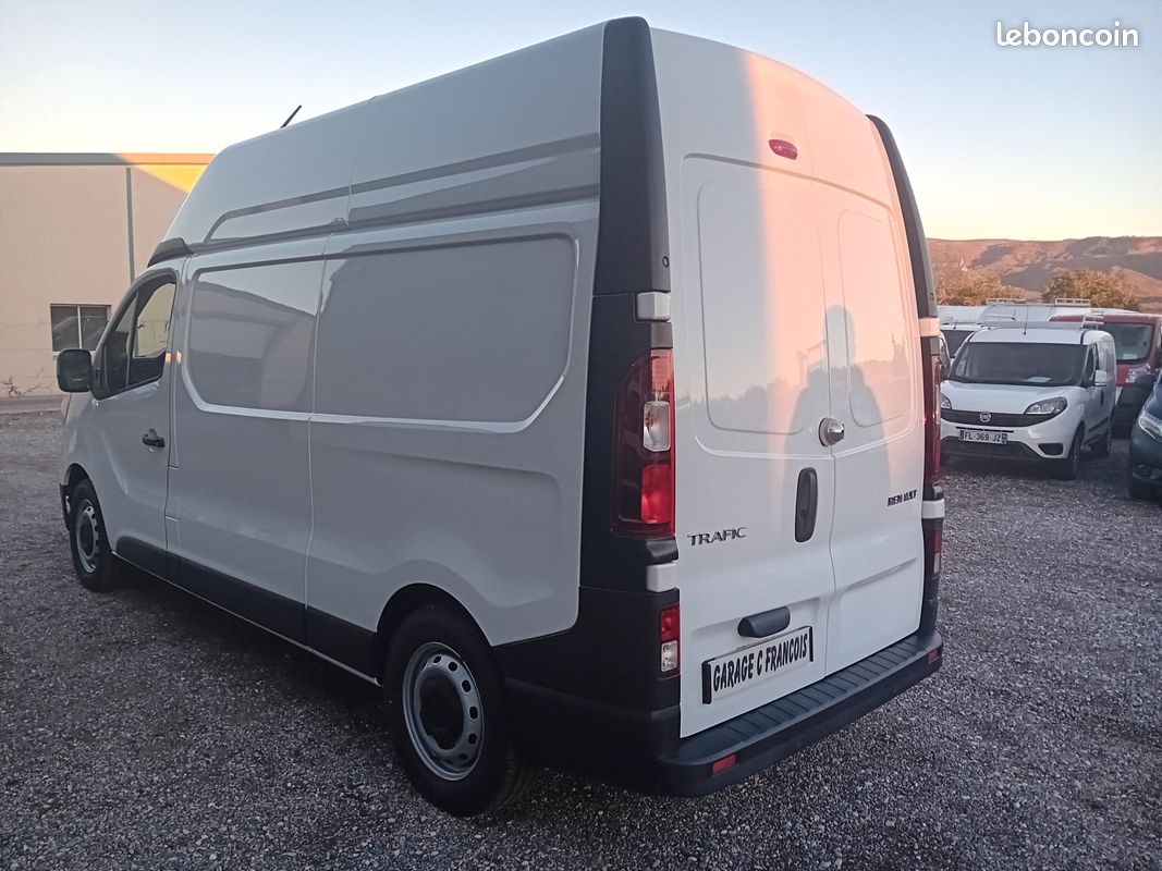 22990 e ht renault trafic 2.0 dci 150 cv 3t l2h2 rampe 3000 kg grand confort (image 4)