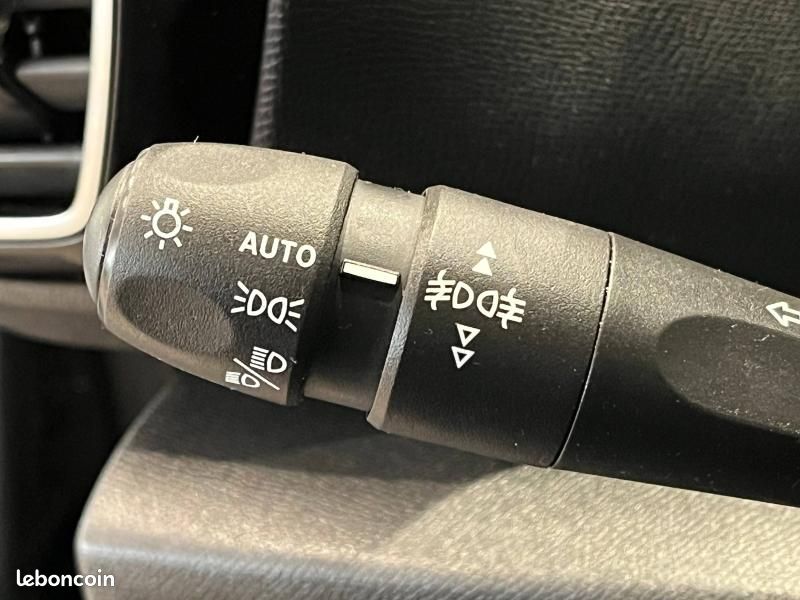 Citroen C4 Essence 130 Feel Pack EAT8 Caméra GPS CarPlay 1ère main (image 27)