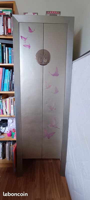 Armoire lingère rose et argentée motif papillons Maisons du Monde (image 1)
