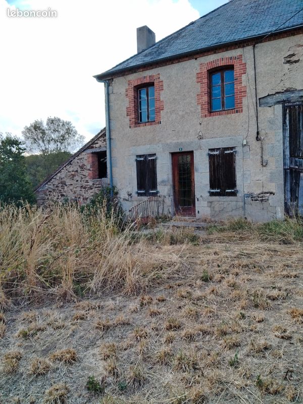 Maison d'habitation, avec bâtiment et terrain dans un village et près du bourg de Genouillac 23350 avec commerces de proximit