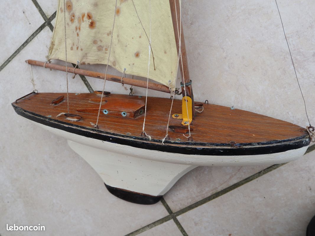 Bateau jouet vintage pour bassin en bois, plastique et métal
