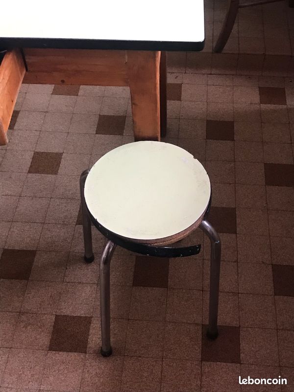 Table usagée en Formica (image 2)