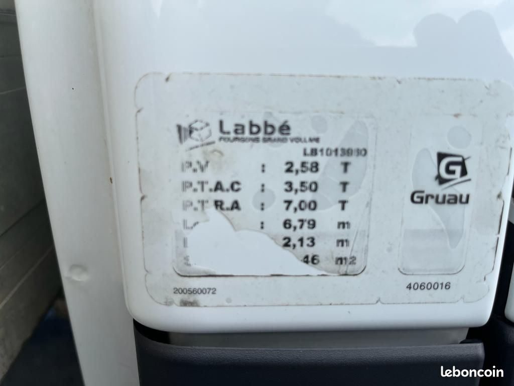 Utilitaire Fourgon avec parois et toit rigide Iveco Iveco Daily 35S16 (image 3)