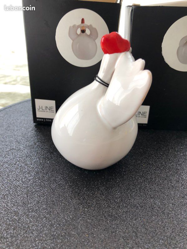 Poule blanche cachant ses yeux jline (image 4)
