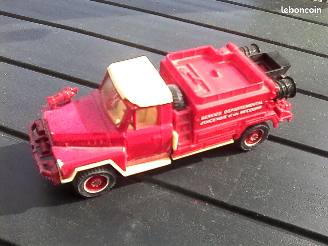 Solido 1/50, Mercedes Unimog cabine Ambulance, armée Française, avec