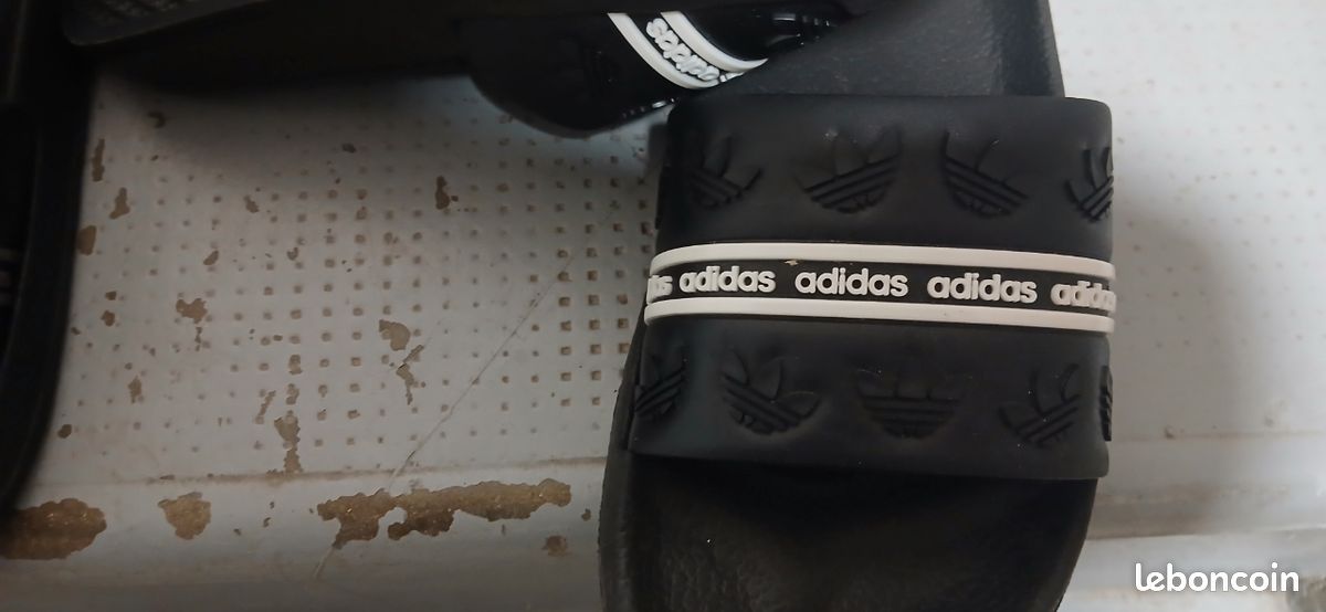Le lot des claquettes Adidas neuf (image 4)
