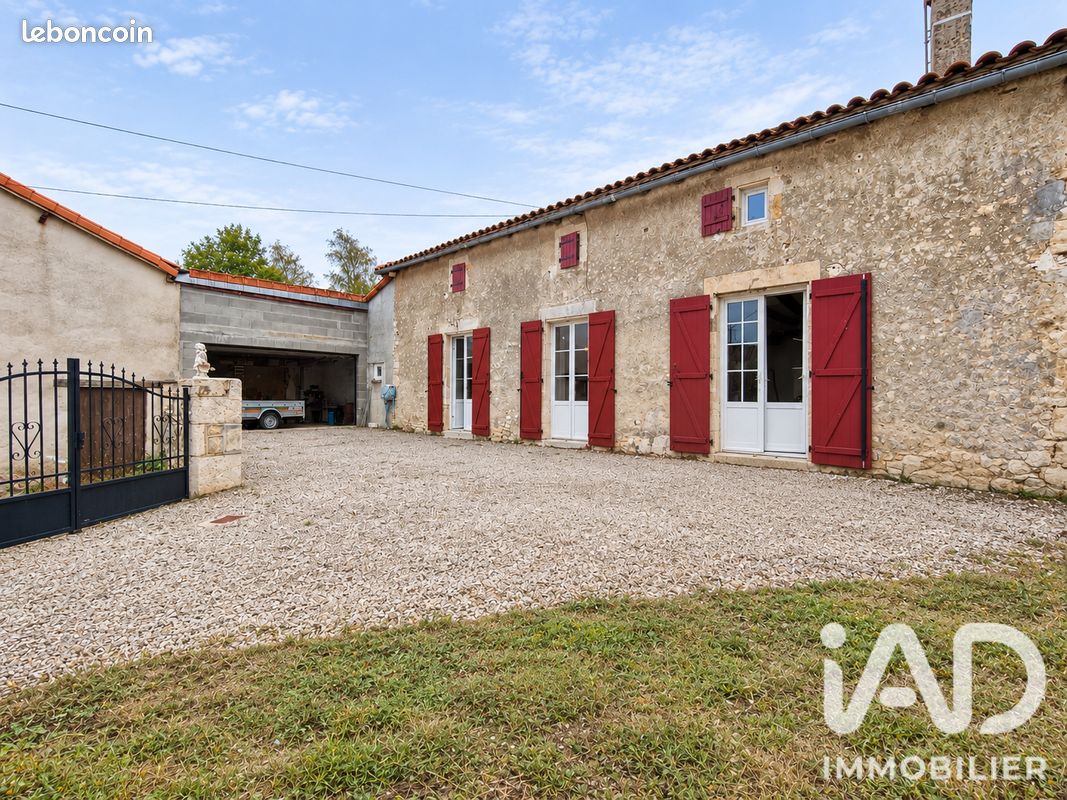 Maison 10 pièces 231 m² · à Saint-Laurent-de-Céris · 231 m² · 127 200 €