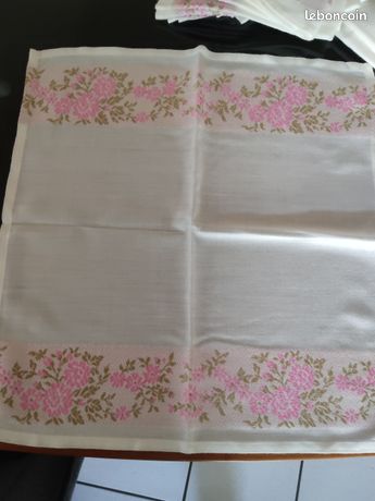 Linge de maison. Superbe grande nappe et 12 serviettes de
