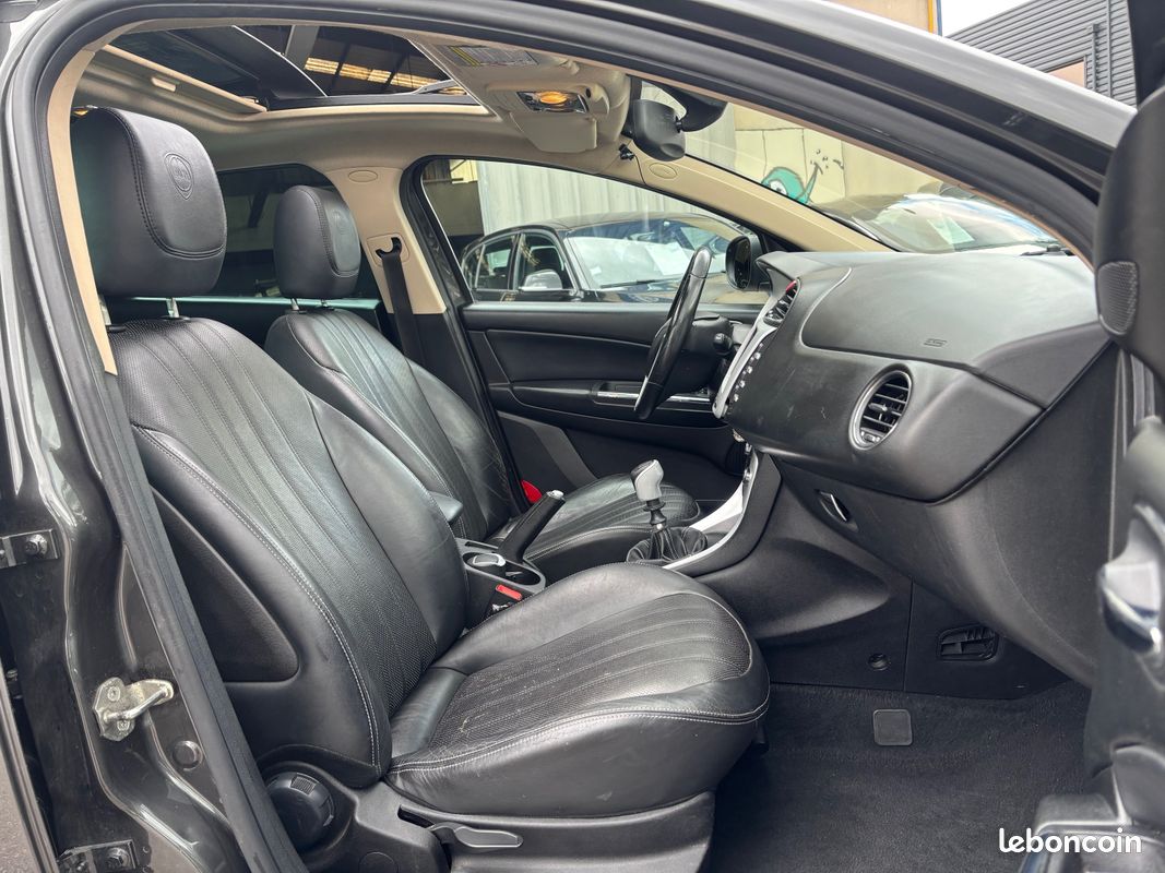 Lancia Delta 1.9 MJT TwinTurbo 190ch Platinum - Xénon / CarPlay / Toit Ouvrant (image 10)