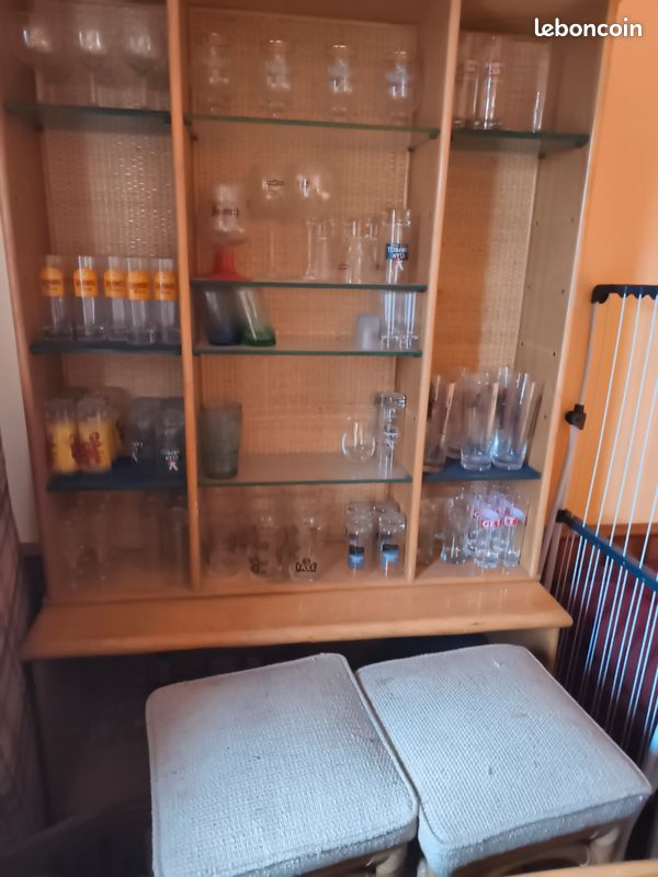 Bar avec chaise et meuble (image 2)