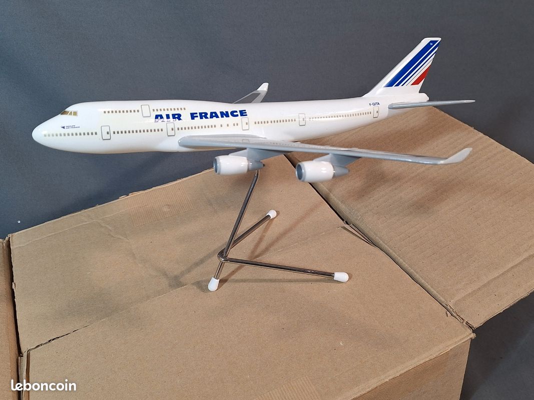 Maquette avion Boeing B747 400 au 1/200e par Bourbon en boite (image 2)