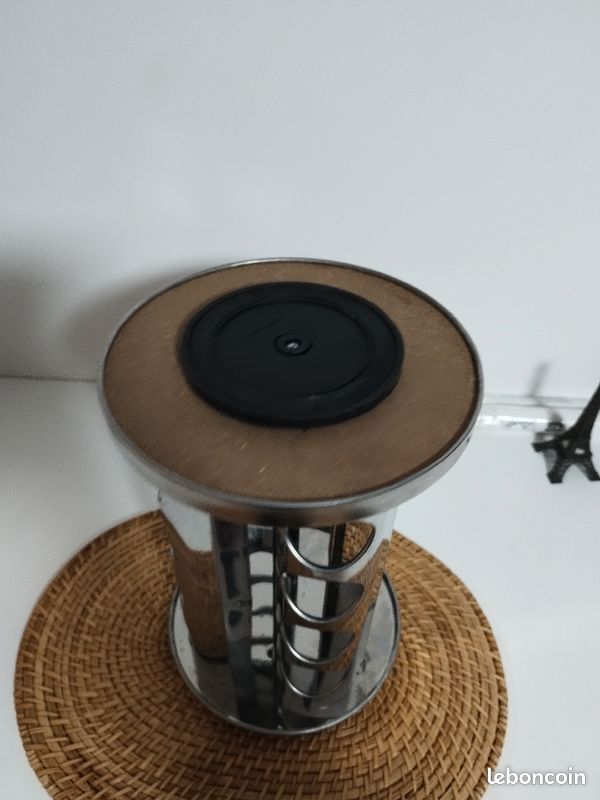Étagère à épices rotative en acier inoxydable

4x4 (image 4)