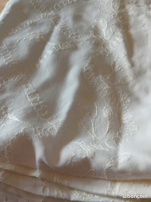 Très jolie nappe venue du Liban 2,84×2,56 et 8 serviettes (image 1)