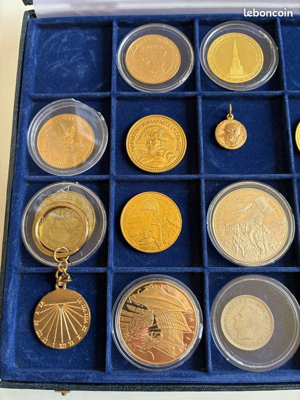 Boîte de présentation de collection de médailles en bois rétro, pièce commémorative en or - Chine Boîte à monnaie commémorative et boîte à monnaie souvenir prix