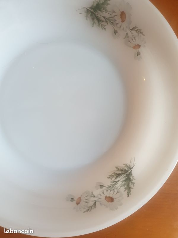Plat creux arcopal motif marguerites (image 1)