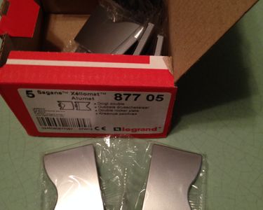 Interrupteur Double Doigt Legrand Sagane Alumat 87705 – Pour Montage Facile, Neuf Sans Emballage