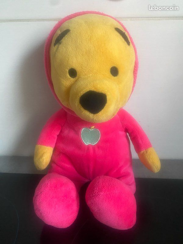 Winnie l’Ourson : peluche rose avec grenouillère 35 cm (image 1)