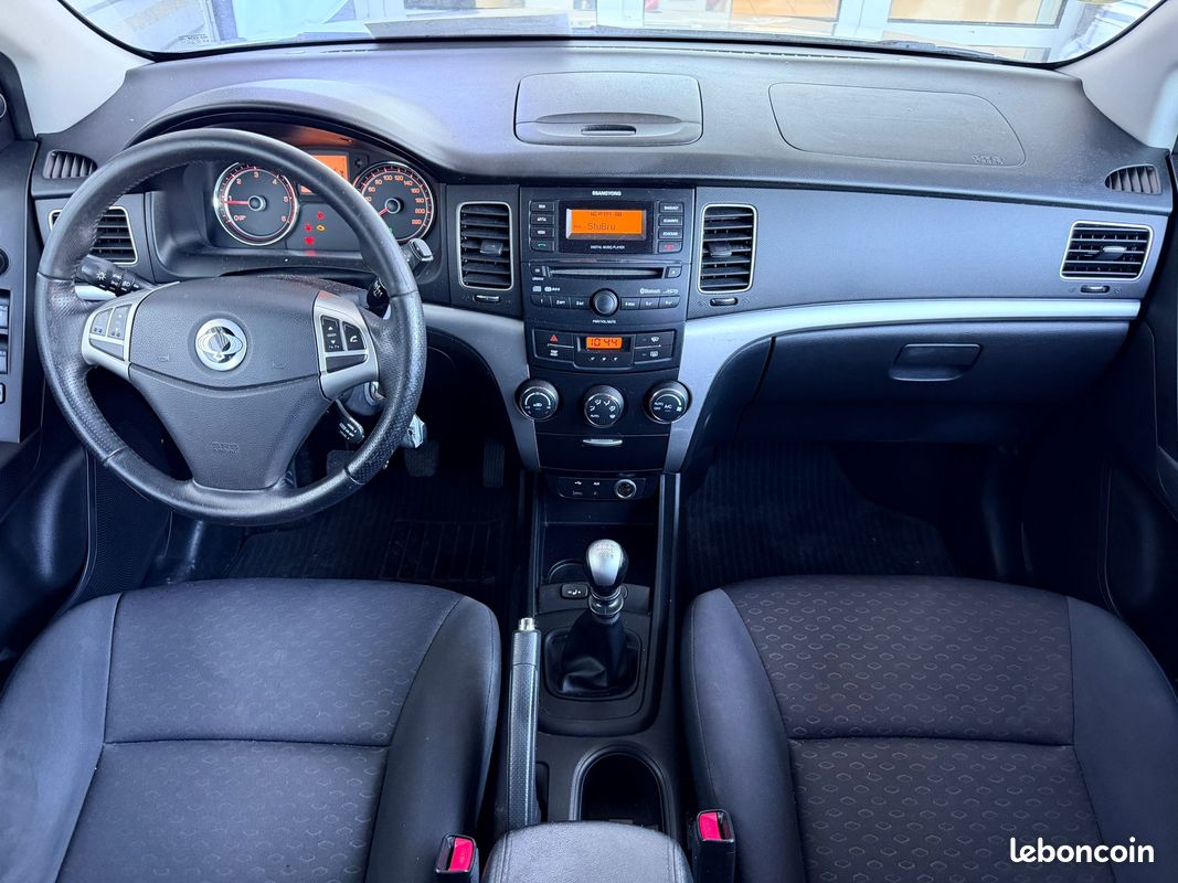 Ssanggyong Korando 2.0 / 4X4 / 150ch / Premier propriétaire / Siege chauffant / Vitre electrique / Bluetooth ... (image 4)