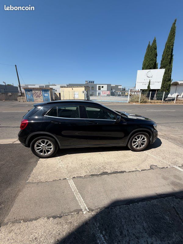 Mercedes GLA 200 – 2016 – Noir – Élégant et très bien équipé (image 2)