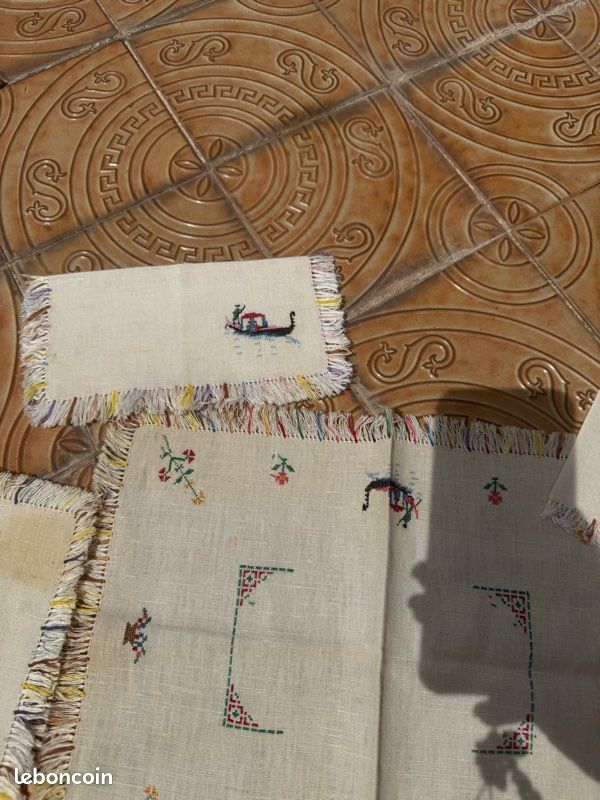 Set plateau ou table brodé main + serviettes – décor gondole et fleurs, franges multicolores (image 12)