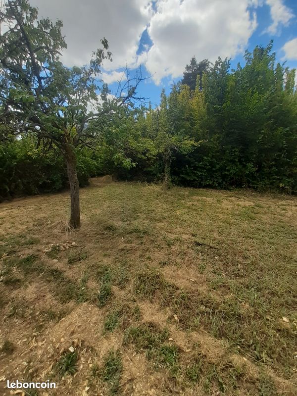 Av terrain à bâtir de 540 m2 environ non viabilisé, clos, exposé Ouest · à Saint-Avertin · 225 000 €