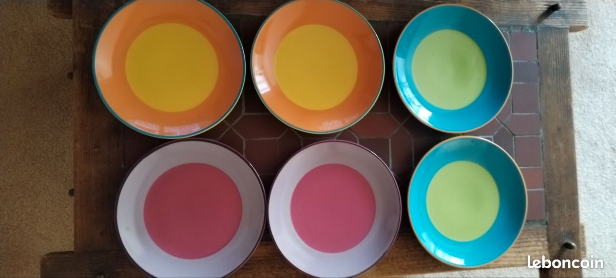 Assiettes plates multicolores – Table de cuisine