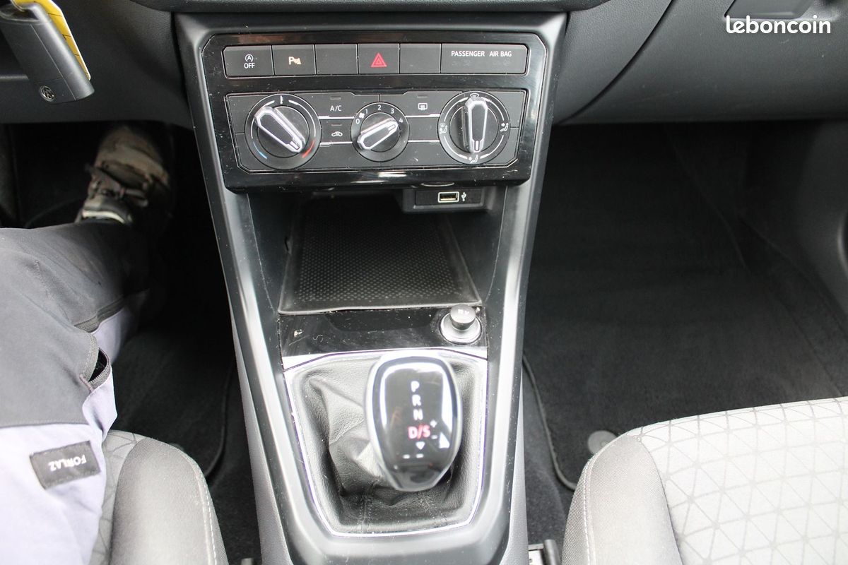 Volkswagen T-CROSS 1L6 TDI DSG LOUNGE BUSINESS DIESEL BOITE AUTO GRAND GPS 3D RÉGULATEUR ADAPTATIF (image 15)