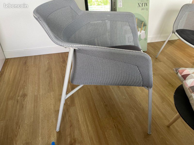 Deux fauteuils gris avec pieds blancs (image 8)