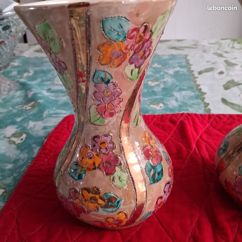 Paire de vases vintage Vallauris – Céramique florale & dorures (20 cm) années 50 (image 3)