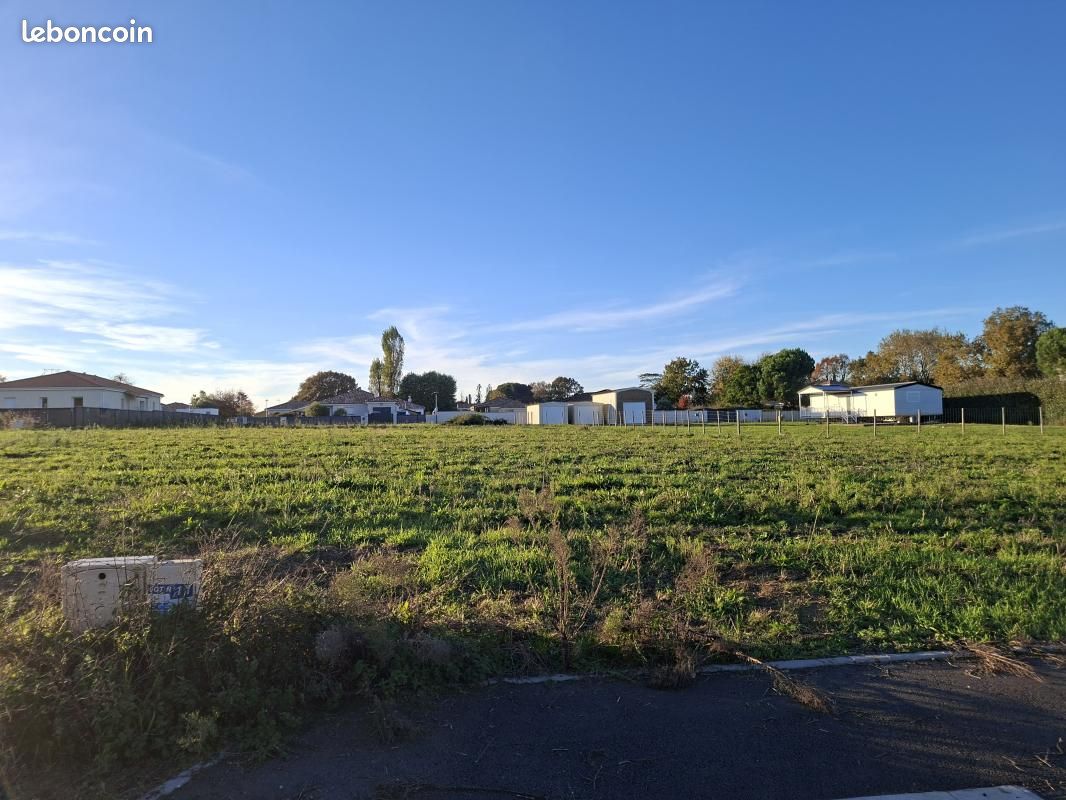 Terrain 464 m² · à Saint-Pierre-du-Mont · 48 000 €