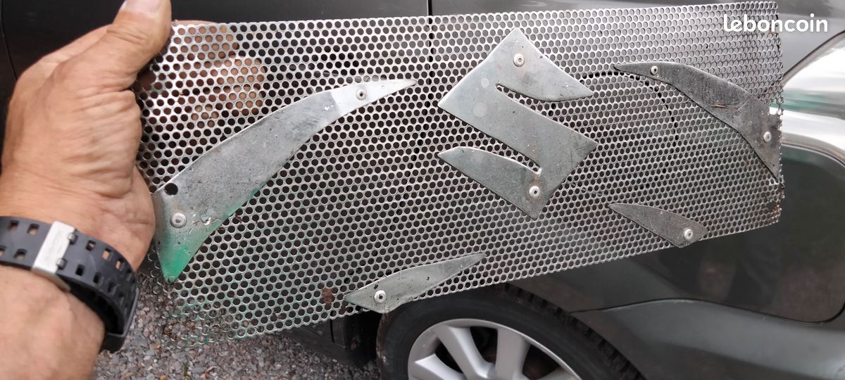 Grille de protection radiateur huile GSX 1400 (image 1)