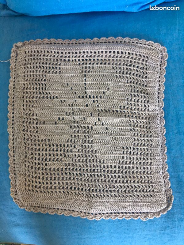 2 housses de coussins et un chemin de table crochet vintage (image 2)
