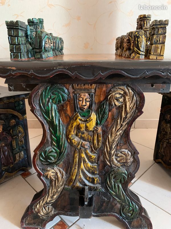 Table d'échec médiéval en bois sculpté (image 5)