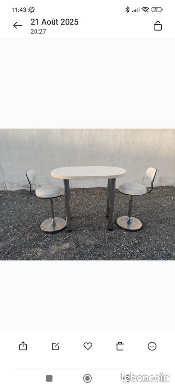 Petite table et ses 2 sieges (image 1)