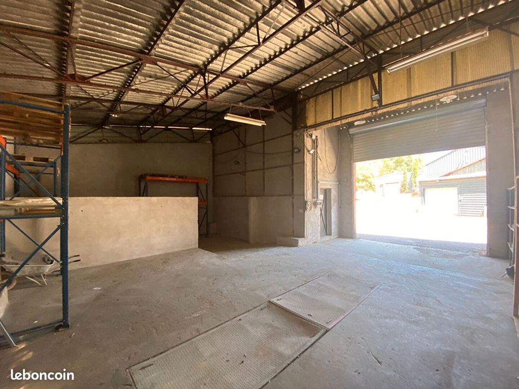 Parking 105 m² · à Saint-Cannat · 105 m² · 990 €