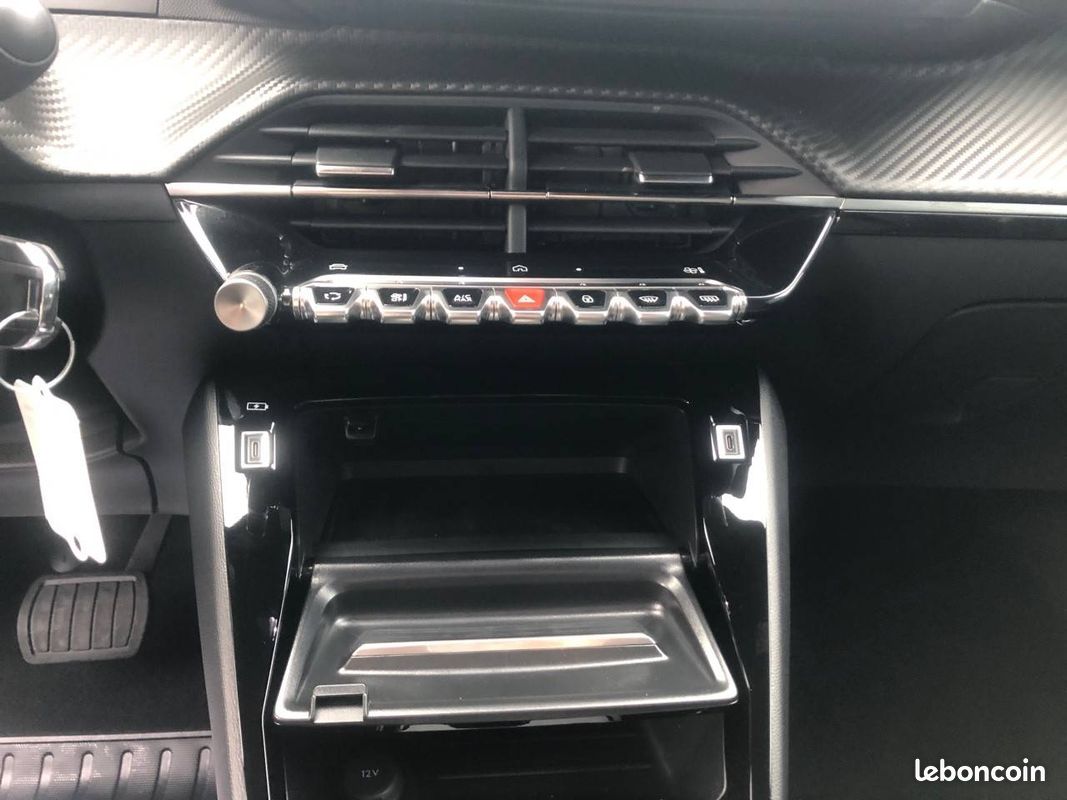 PEUGEOT 2008 Hybrid 145 e-DCS6 Allure (image 15)