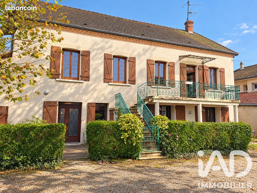 Maison 5 pièces 271 m² · à Ouroux-sur-Saône · 271 m² · 235 000 €